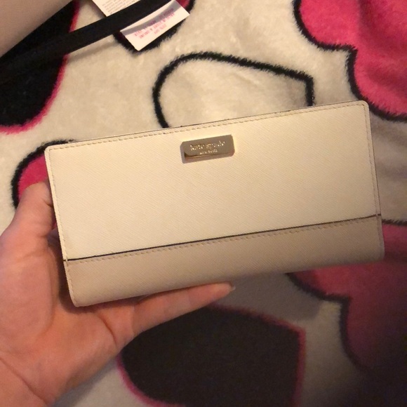 kate spade Handbags - Perfect condition Kate spade ♠️ wallet